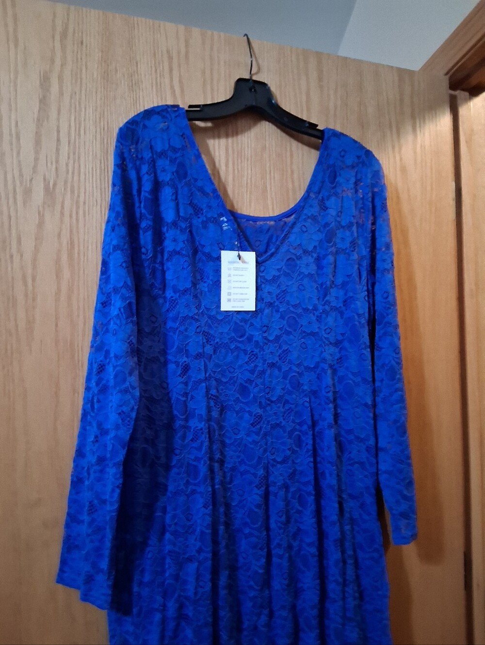 Long -sleeved lace dress, intricate floral lace overlay. 22W Pinup Fashion - Picture 5 of 9